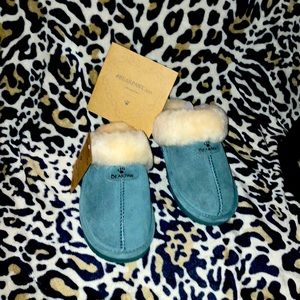 NWT bearpaw Loki slippers